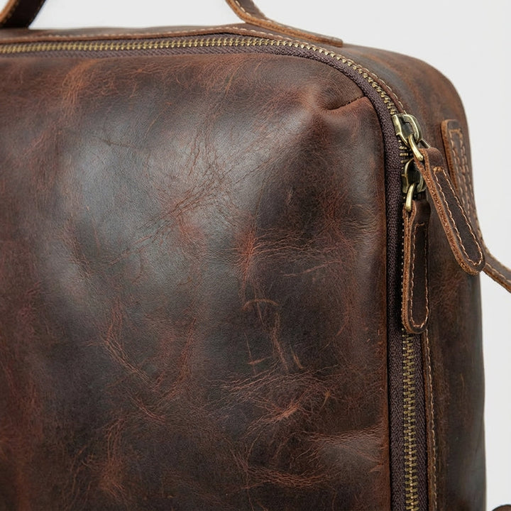 Stijlvolle donkerbruine vintage leren rugzak van Lockfield, premium unisex model met ruim laptopvak en anti-diefstal functie.