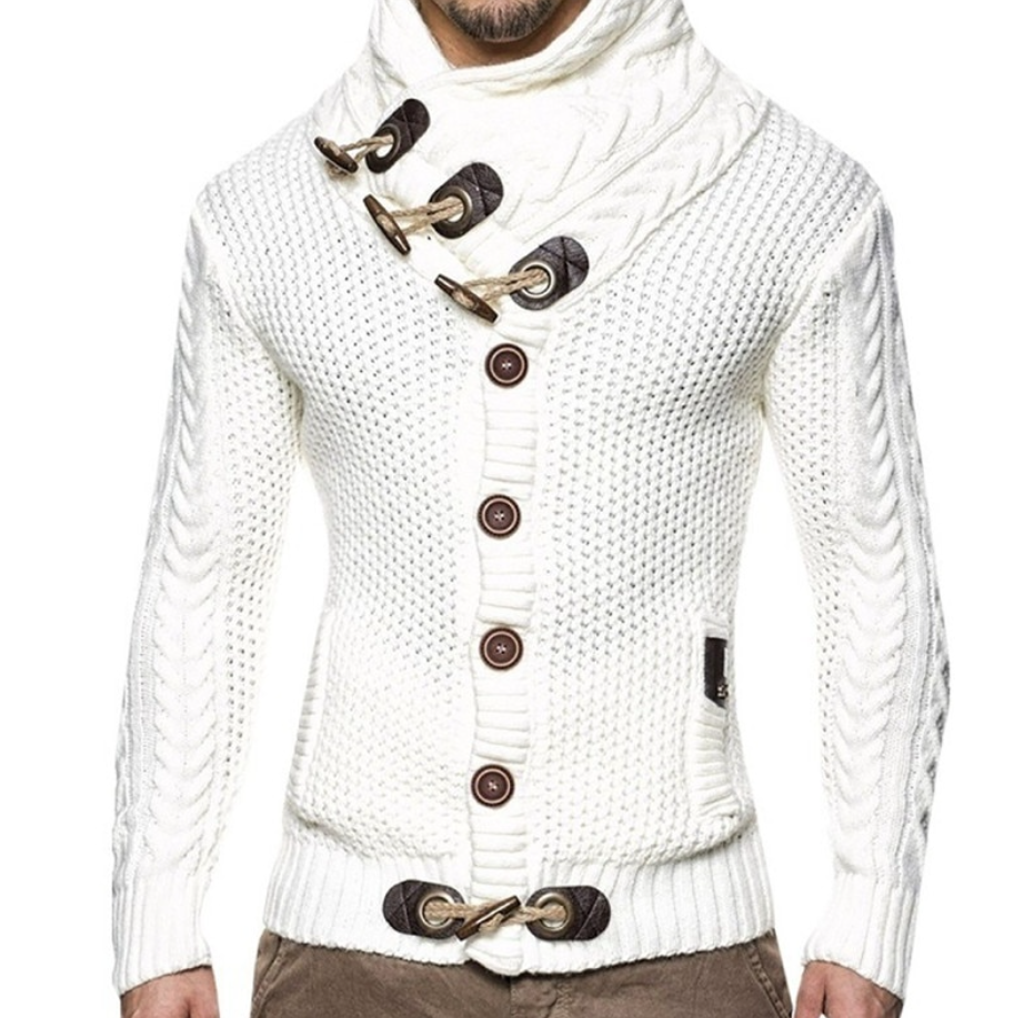 Close-up van het unieke knoopdetail op een modieus mannen turtleneck vest, ideaal voor heren stijl.