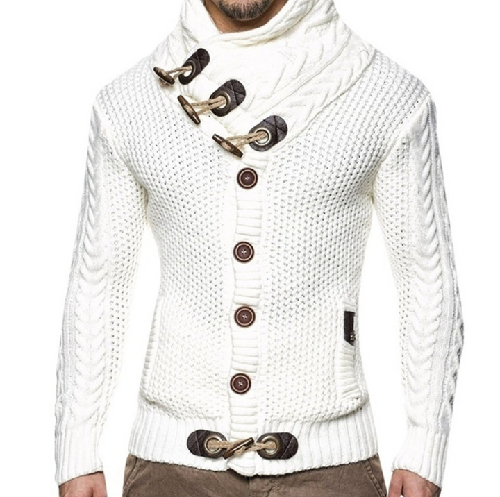 Close-up van het unieke knoopdetail op een modieus mannen turtleneck vest, ideaal voor heren stijl.