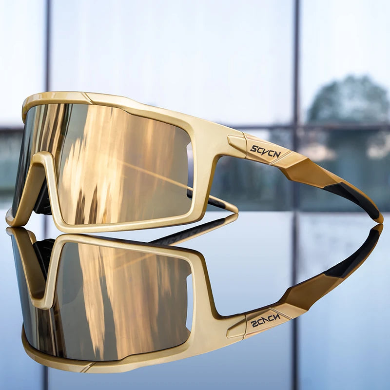 Gouden sportzonnebril met spiegelende lenzen op reflecterend oppervlak