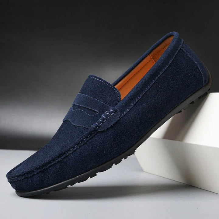 Zijkant van comfortabele heren loafers, moderne instappers voor heren
