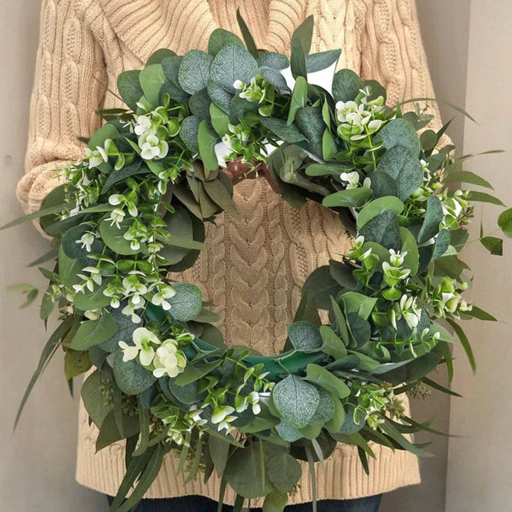 Elegante kunstmatige eucalyptus krans vastgehouden door persoon