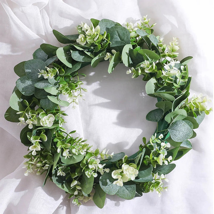 Eucalyptus krans met witte accenten gepresenteerd op witte stof
