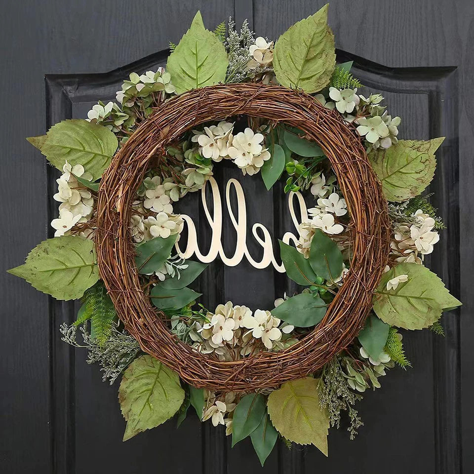 Achterkant van de groene hortensia krans met rotan structuur
