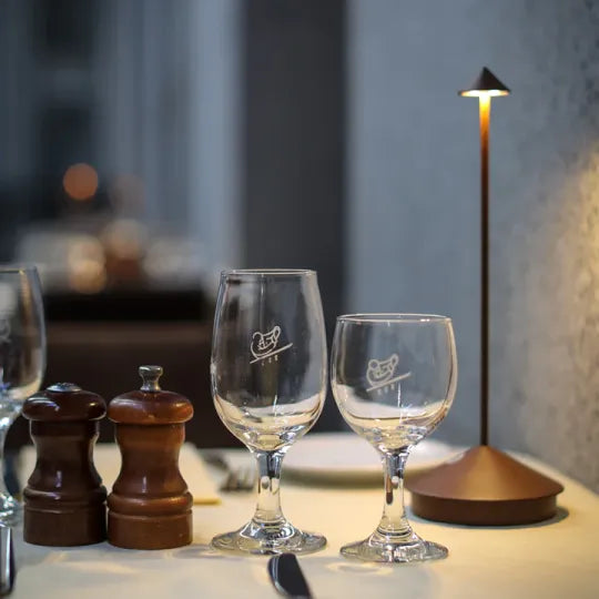 Draadloze, dimbare LED tafellamp voor binnen en buiten. Stijlvol en waterbestendig ontwerp.