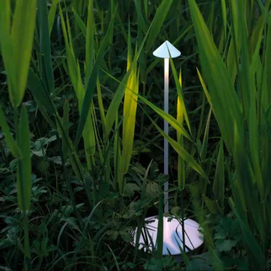 Waterbestendige oplaadbare LED tafellamp, dimbaar voor binnen en buiten gebruik.