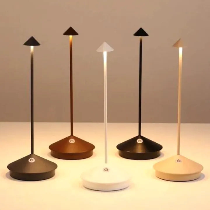 Compacte draadloze LED tafellamp, dimbaar en waterbestendig. Ideaal voor kleine ruimtes.