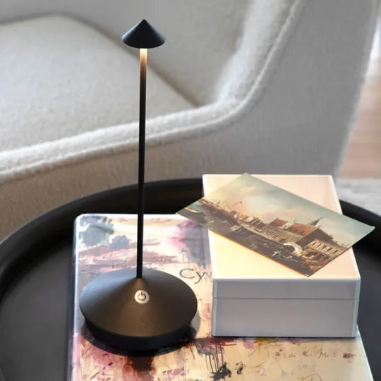 Oplaadbare draadloze LED tafellamp, waterbestendig en dimbaar. Veelzijdig sfeerlicht.