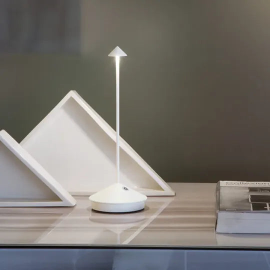 Stijlvolle oplaadbare LED buitenlamp, dimbaar sfeerlicht voor elke moderne tuin of terras.