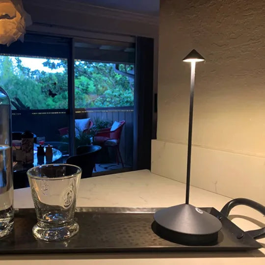 Flexibele draadloze LED tafellamp, dimbaar en waterbestendig. Creëert overal een fijne sfeer.