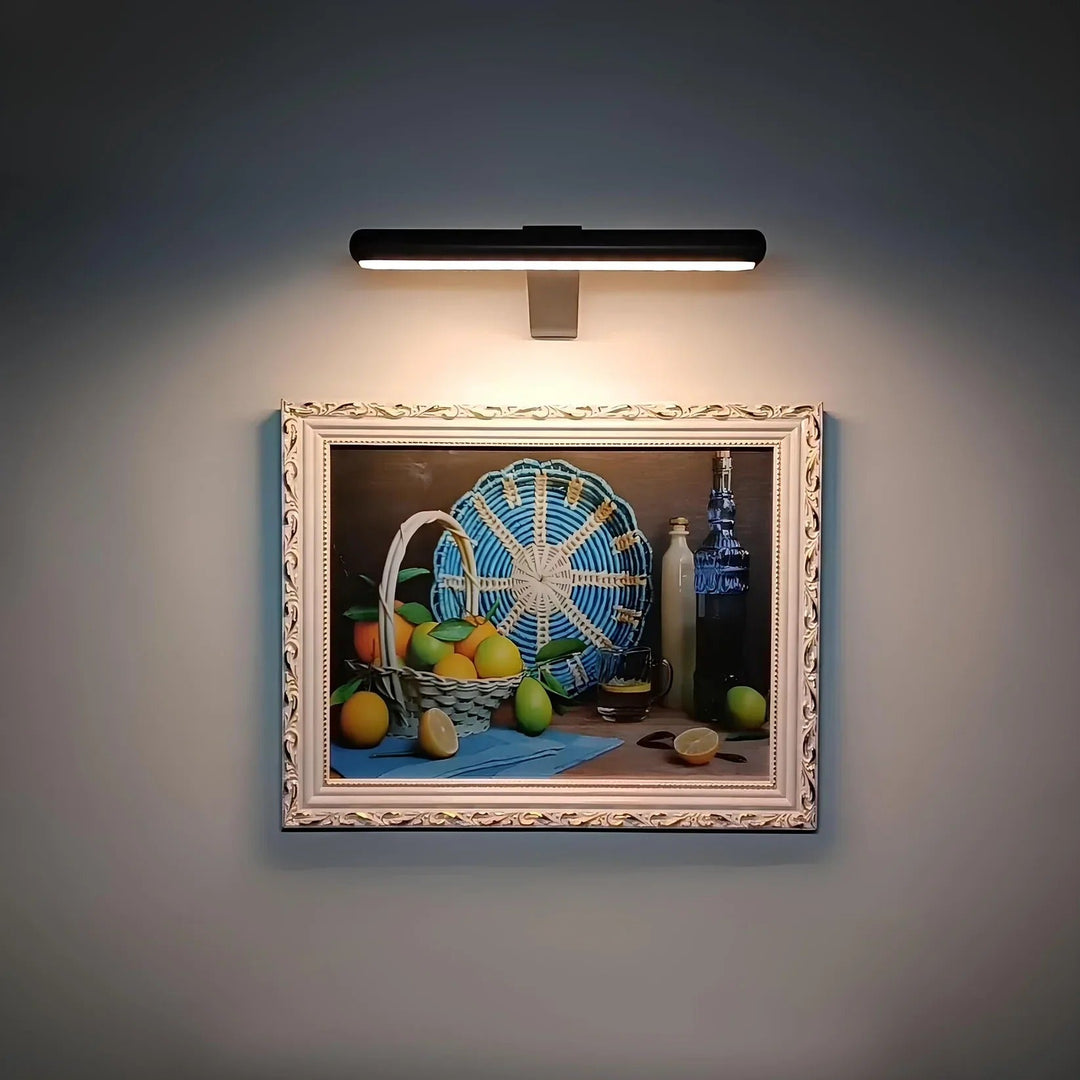 Draadloze LED lamp verlicht een schilderij; oplaadbaar en dimbaar voor optimale, sfeervolle kunstverlichting.