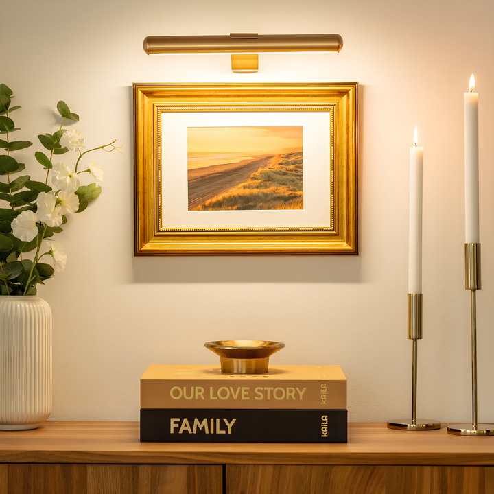 Flexibele draadloze LED wandlamp, verstelbaar voor optimale belichting van kunstwerken, oplaadbaar en dimbaar.