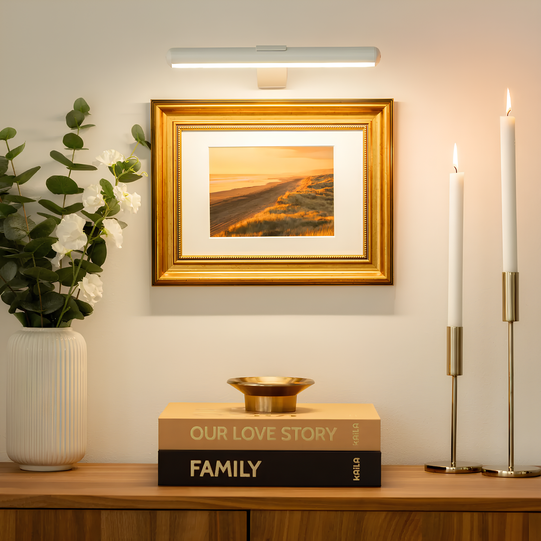 Stijlvolle draadloze LED schilderijlamp in een modern interieur; oplaadbaar en dimbaar voor perfecte kunst.