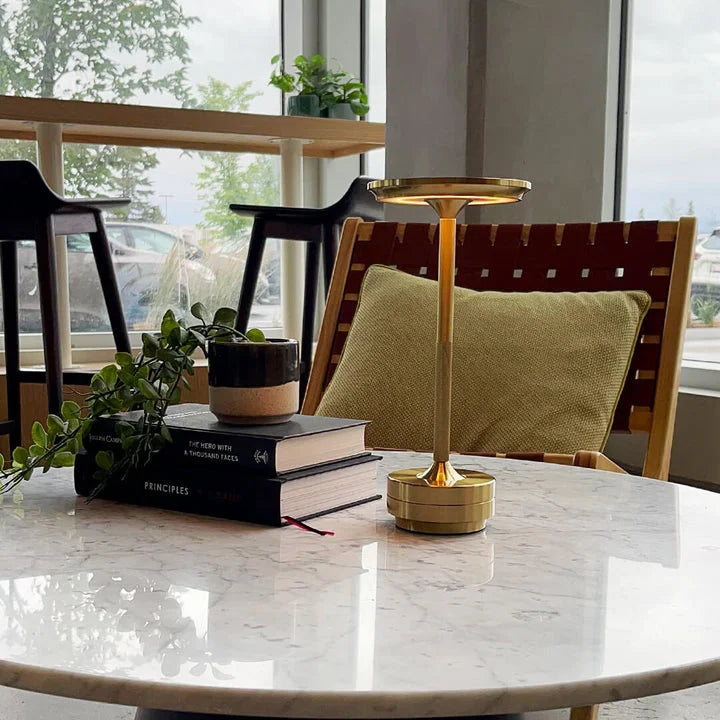 Stijlvolle draadloze tafellamp met LED, dimbaar, voor een moderne sfeer in elk interieur.