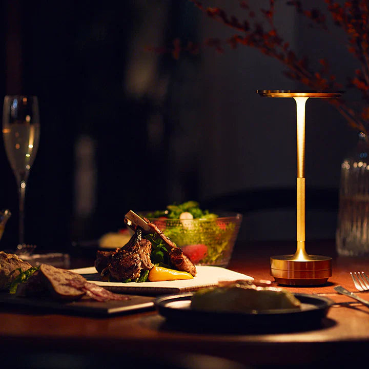Witte draadloze LED design tafellamp, dimbaar, voor een subtiele en warme binnenverlichting.