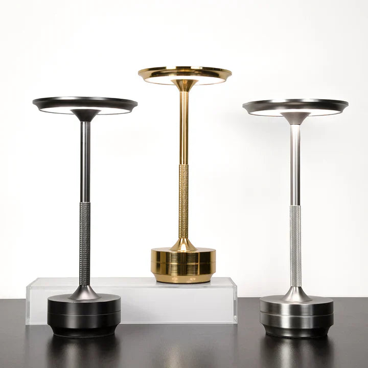 Luxe oplaadbare LED lamp, draadloos en dimbaar, zorgt voor perfecte sfeerverlichting op tafel.