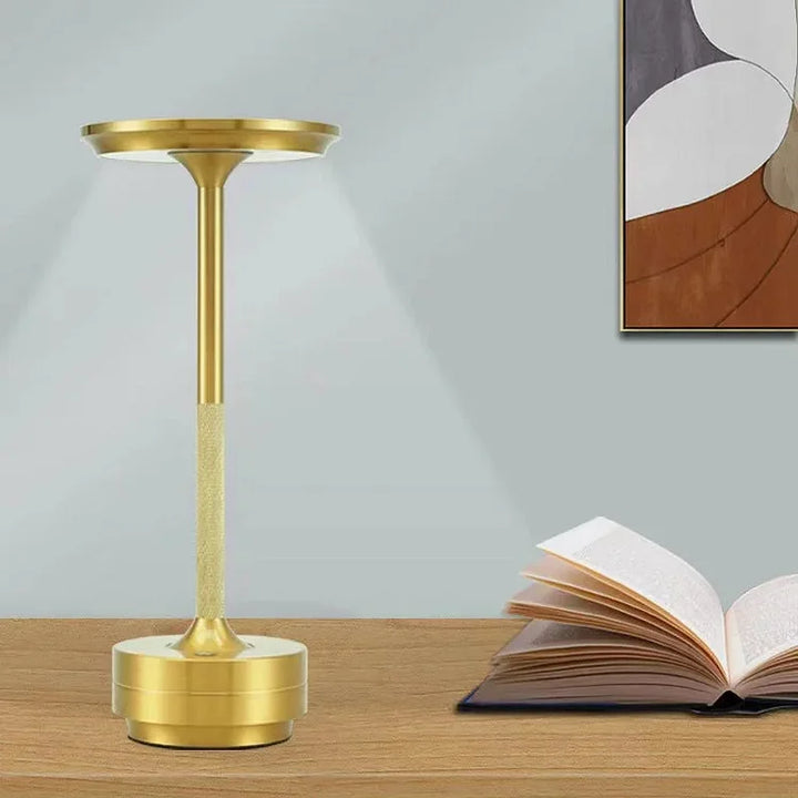 Minimalistische draadloze LED tafellamp, dimbaar, ideaal voor een modern en warm interieur.