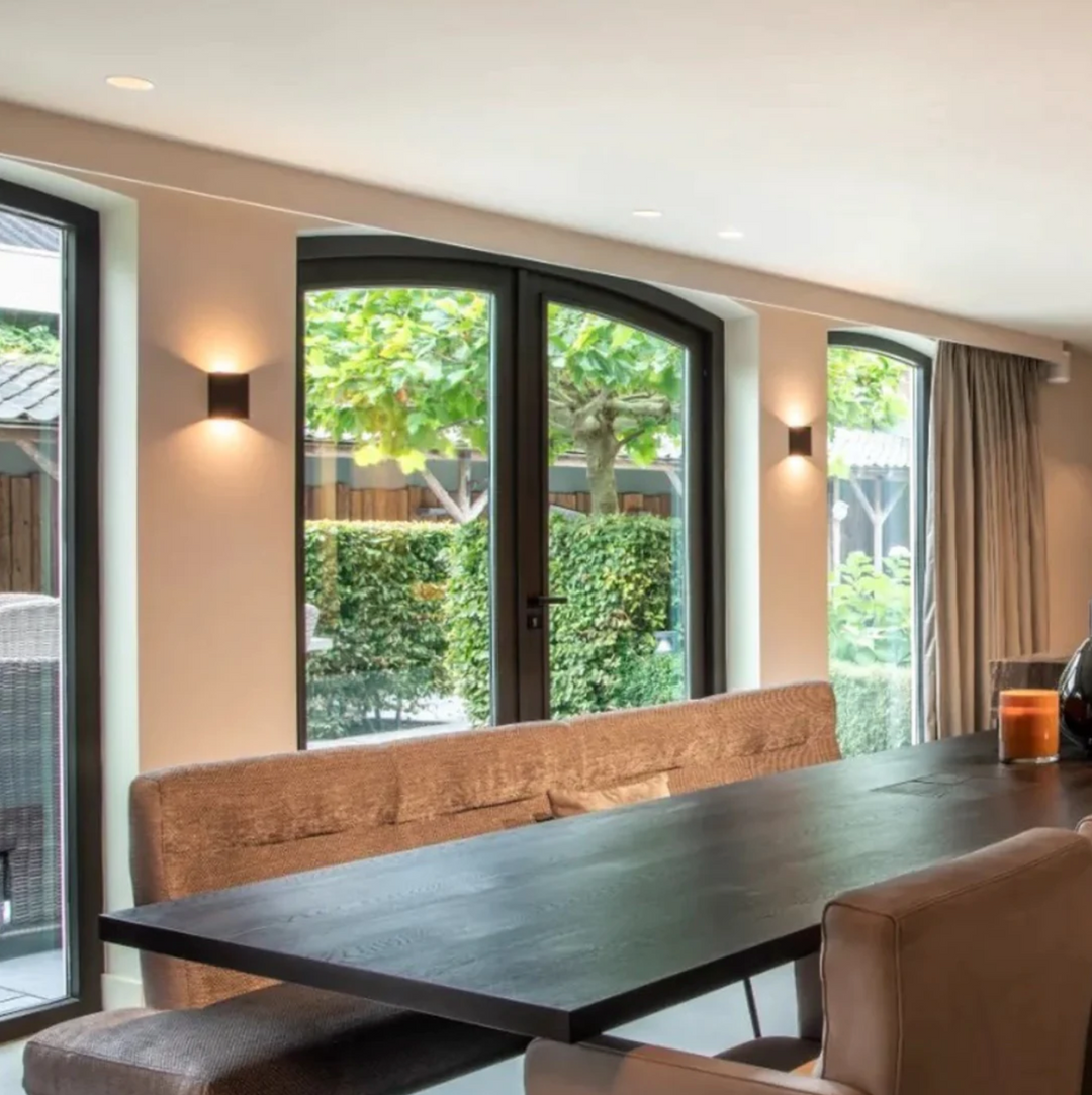 Stijlvolle LED wandlamp met ingebouwde bewegingssensor. Draadloos design voor elke moderne interieur.