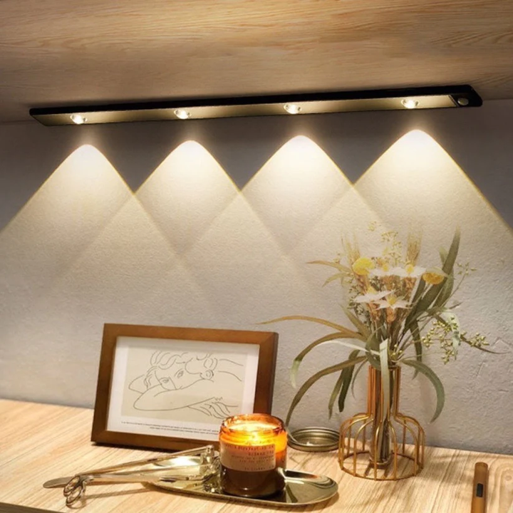 Draadloze LED wandlamp met bewegingssensor, oplaadbaar en aanpasbare lichtkleur voor modern interieur.