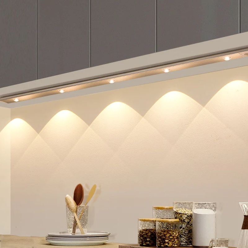Moderne draadloze LED wandlamp met gevoelige bewegingssensor, ideaal voor sfeerverlichting.