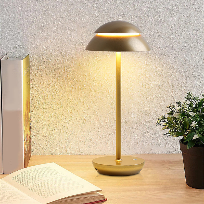 Oplaadbare tafellamp met LED verlichting, ideaal voor slaapkamer of kantoor.