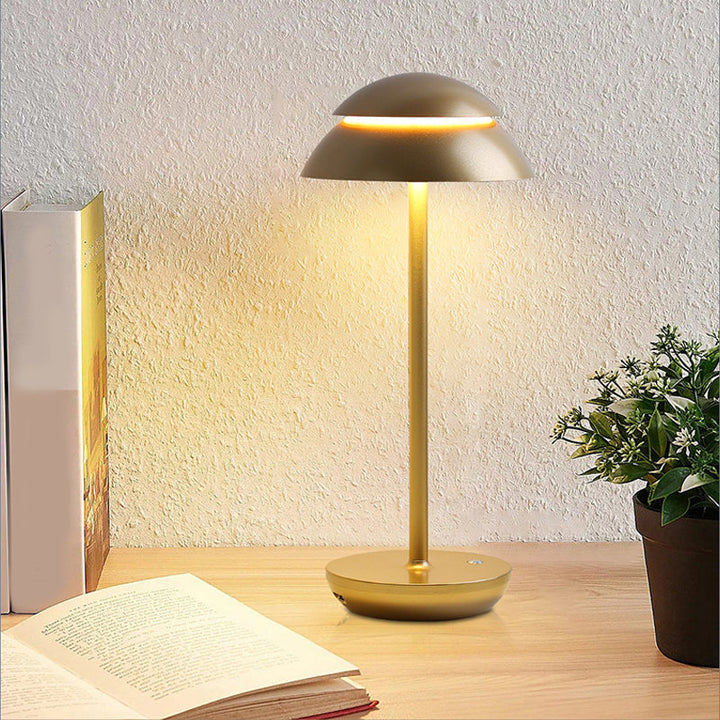 Oplaadbare tafellamp met LED verlichting, ideaal voor slaapkamer of kantoor.