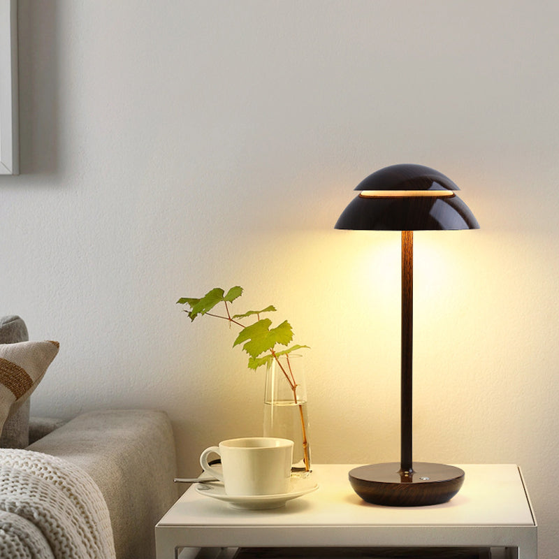 Compacte draagbare LED lamp, oplaadbaar via USB, modern interieurstuk.