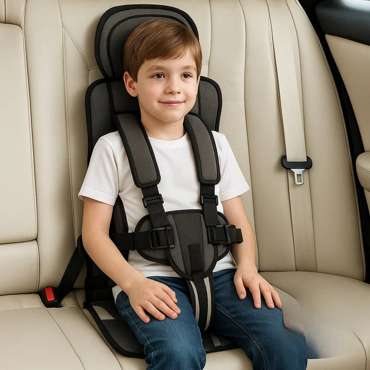 Kind zit veilig en comfortabel in een modern, draagbaar kinderautostoeltje tijdens een autorit.