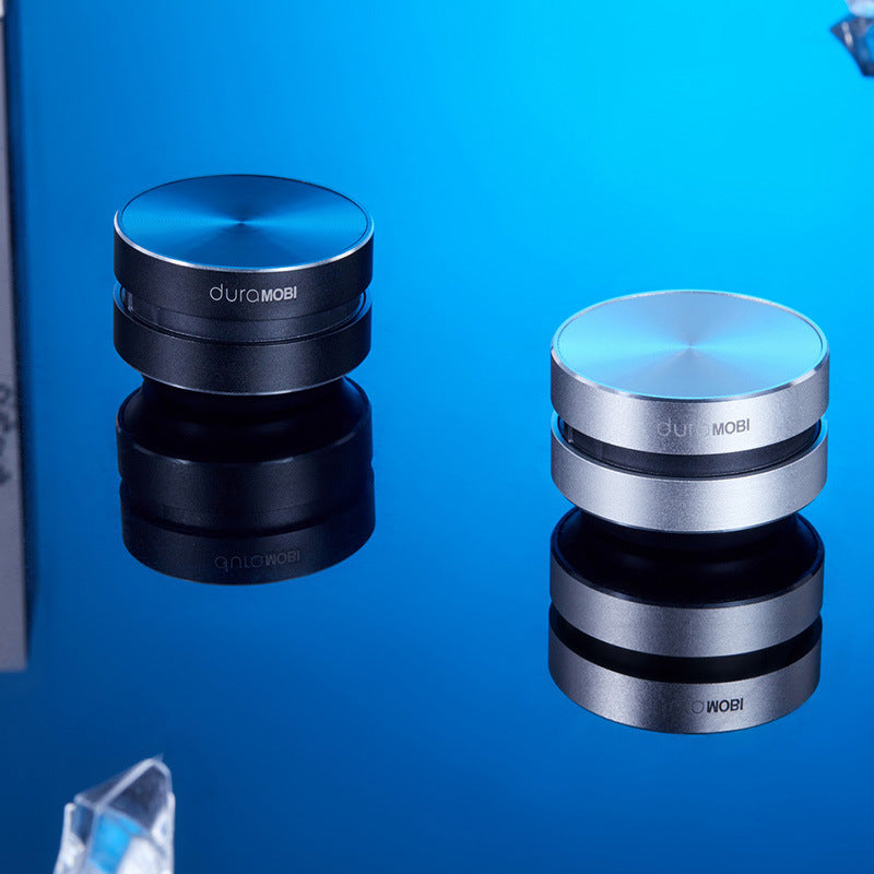 Innovatieve AnythingSpeaker: compacte bluetooth luidspreker die via vibratie elk oppervlak transformeert voor uniek geluid.