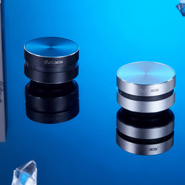 Innovatieve AnythingSpeaker: compacte bluetooth luidspreker die via vibratie elk oppervlak transformeert voor uniek geluid.