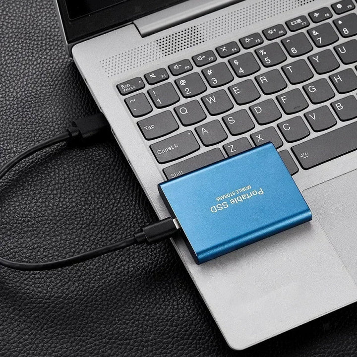 Stijlvolle draagbare 2TB SSD met robuuste behuizing, voor veilige en betrouwbare snelle opslag.
