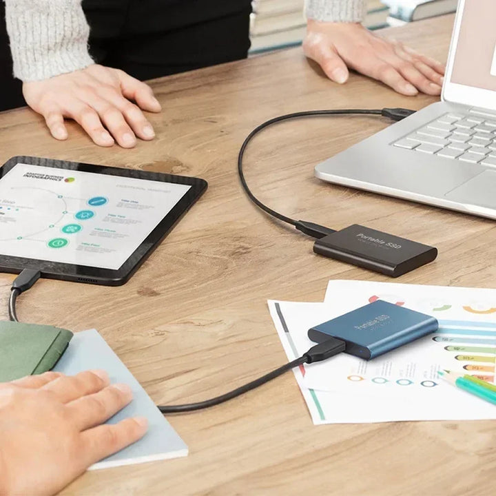 Externe SSD 2TB met meegeleverde USB 3.1 Type-C kabel, direct klaar voor gebruik met laptop of PC.