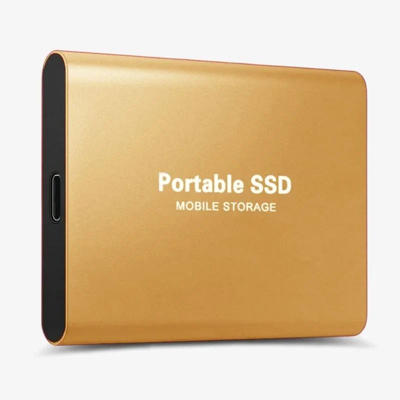 Plug & play externe SSD aangesloten op laptop, voor snelle bestandsoverdracht en efficiënte werk opslag.