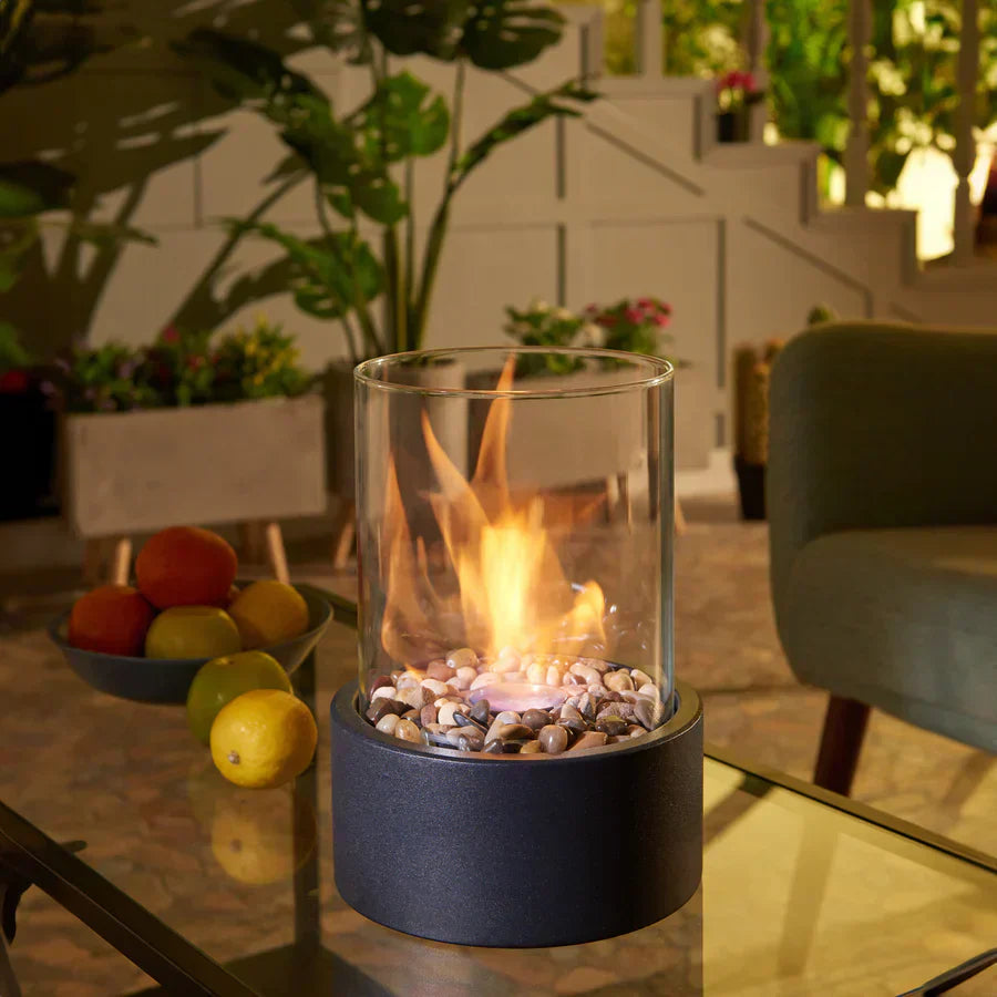 Draagbare FireLuxe sfeerhaard voor binnen en buiten; compact, rookvrij ethanol vuur; moderne interieur decoratie.