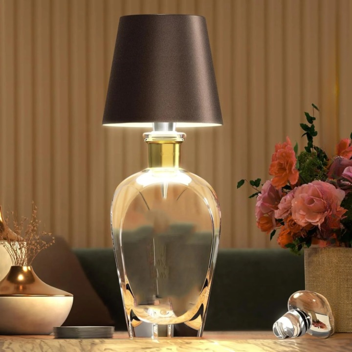 Draadloze LED tafellamp, oplaadbaar en draagbaar, ideaal voor sfeervolle accentverlichting in huis.