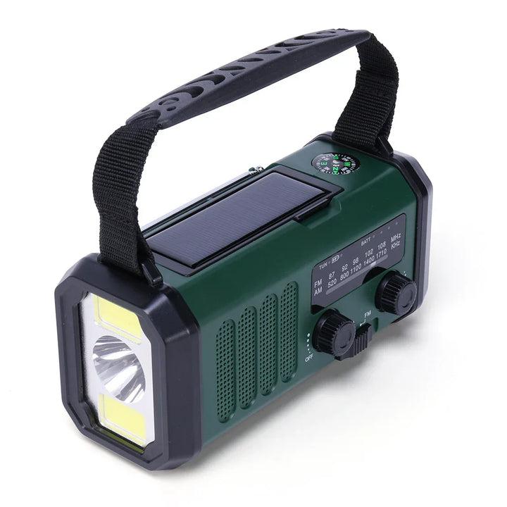 Gebruiker zwengelt aan de handcrank van de draagbare noodradio om stroom op te wekken bij stroomuitval of buiten.