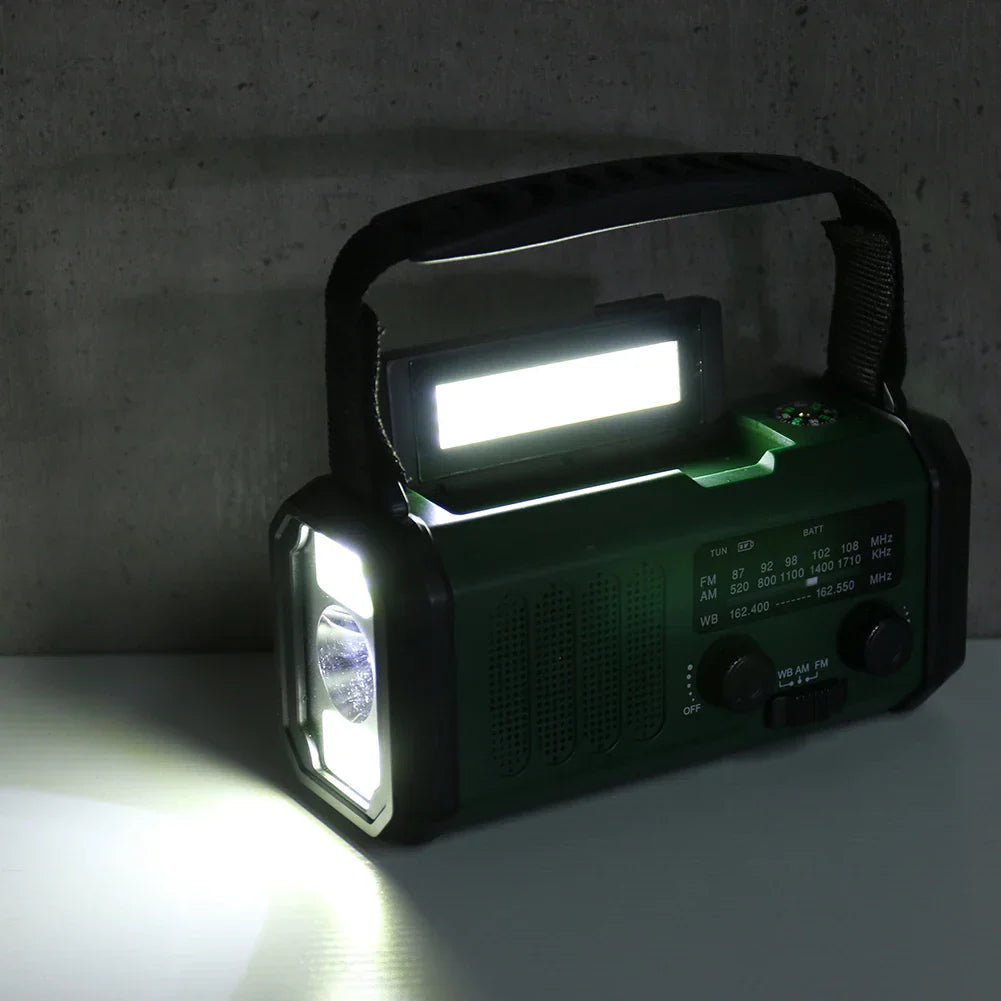 Complete noodradio met zonne-energie, handcrank, powerbank en zaklamp als betrouwbare noodvoorziening.