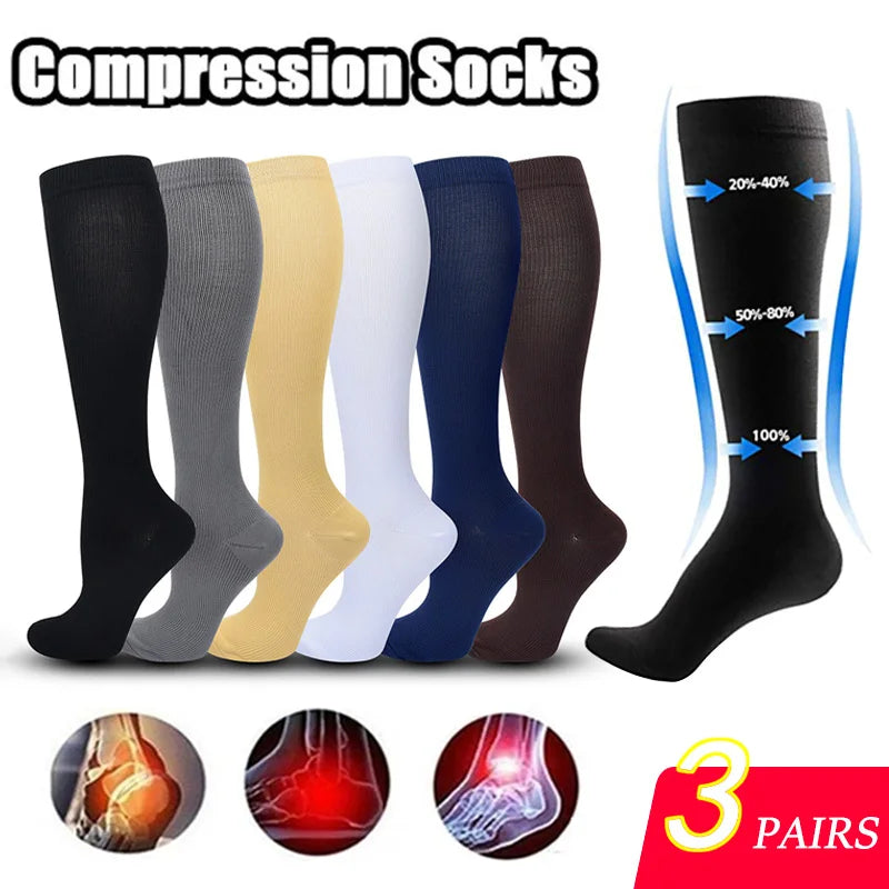 Drie paar kniehoge unisex compressiesokken voor optimale prestatie, comfort en herstel. Perfect voor sport & reizen.