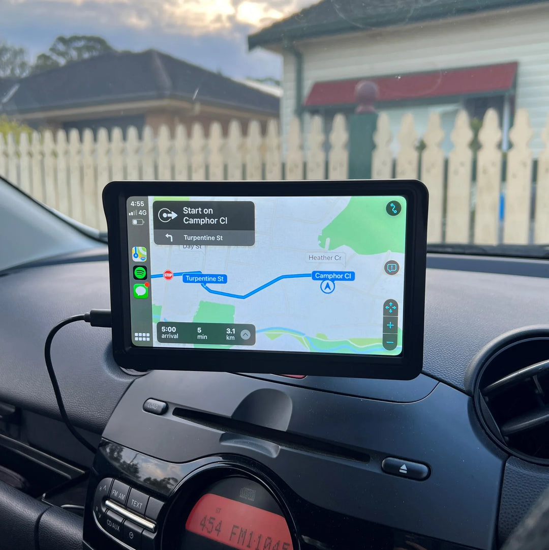 DrivePlay adapter: Essentiële elektronica voor Apple CarPlay en Android Auto, met helder autoscherm beeld.