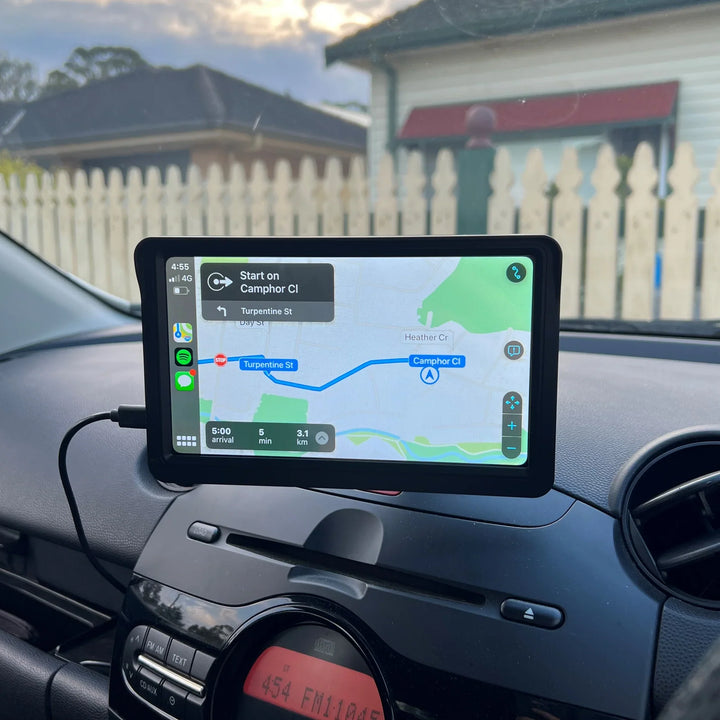 DrivePlay adapter: Essentiële elektronica voor Apple CarPlay en Android Auto, met helder autoscherm beeld.