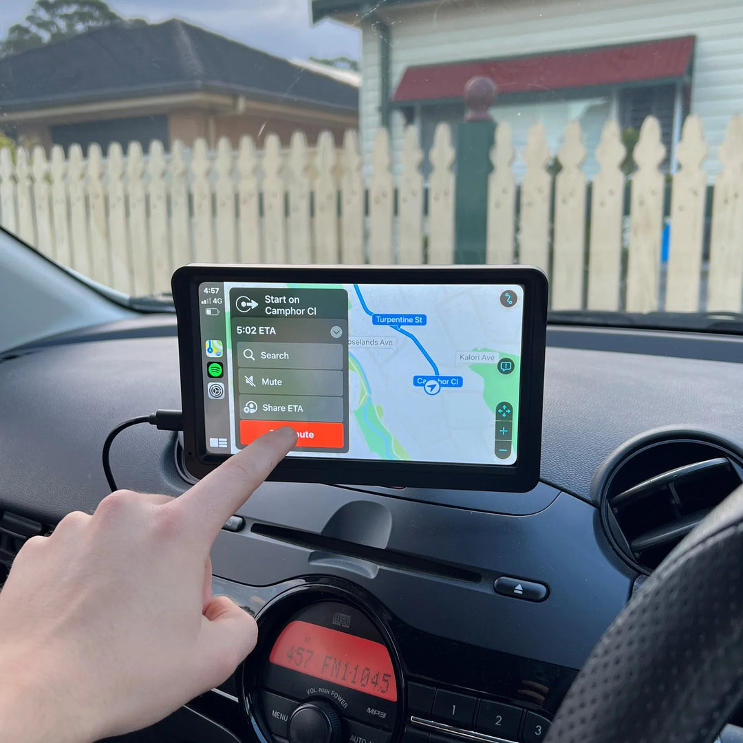 Draagbare DrivePlay multimedia adapter; brengt Apple CarPlay, Android Auto en navigatie naar je auto.