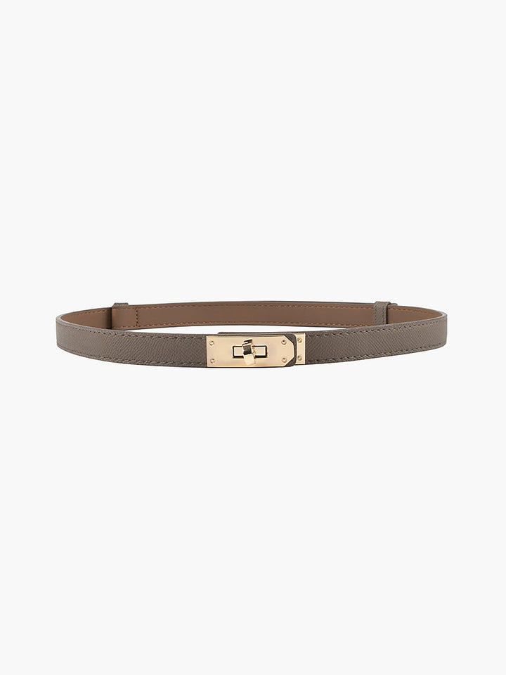 Klassieke dunne leren riem voor dames in zwart, met goudkleurige gesp; een veelzijdig fashion item.