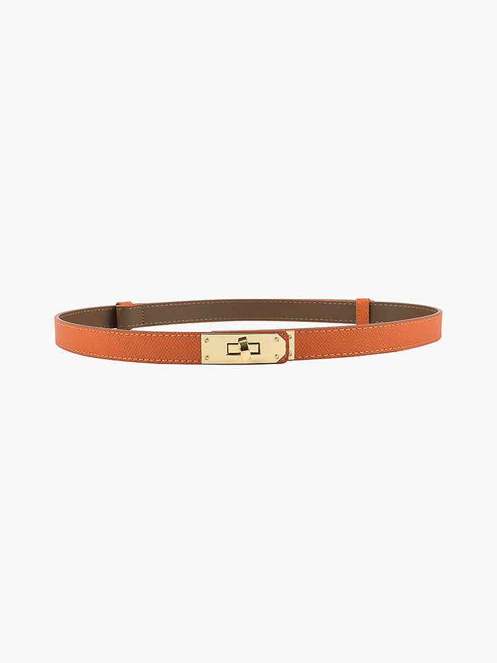 Verstelbare dunne roze leren damesriem met een elegante goudkleurige gesp, een prachtig accessoire.