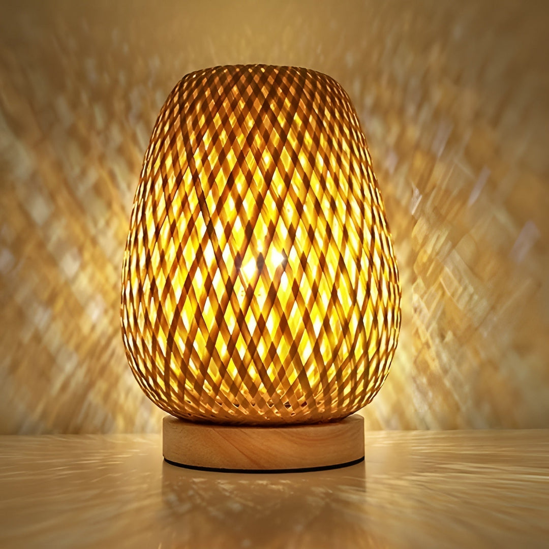 Duurzame bamboe tafellamp met USB, ideaal voor sfeervolle verlichting in woonkamer of slaapkamer.