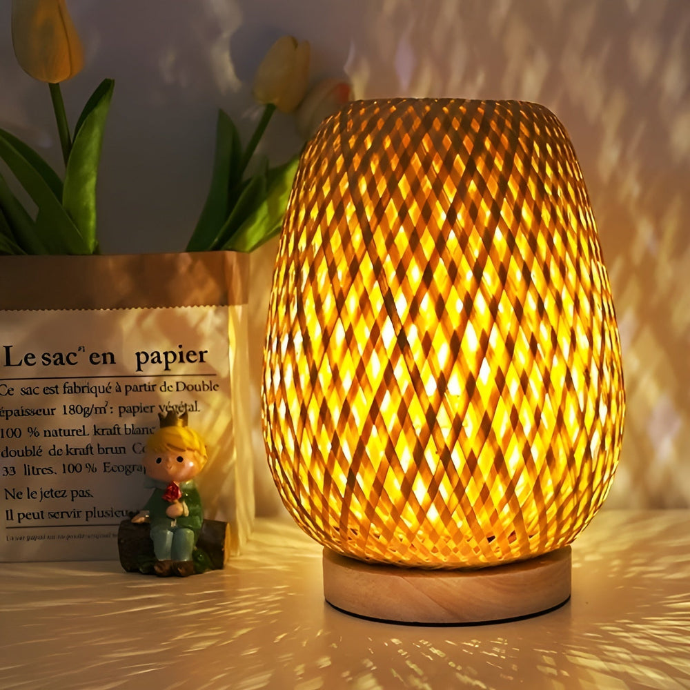Milieuvriendelijke bamboe tafellamp met natuurlijke uitstraling; perfect als energiezuinige USB designlamp.
