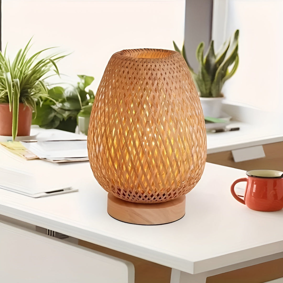 Creëer een natuurlijke sfeer met deze duurzame bamboe tafellamp; energiezuinige USB verlichting voor elk interieur.