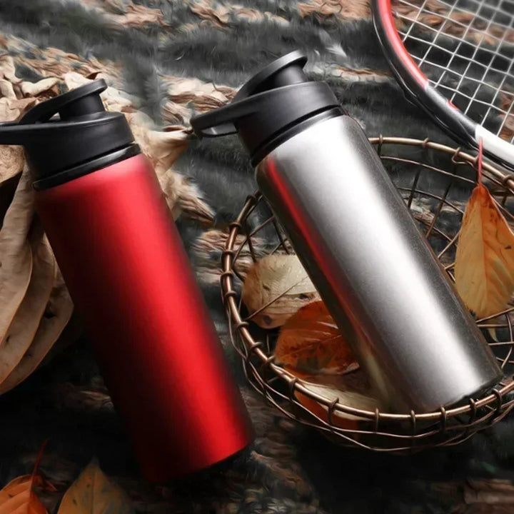 Grote capaciteit RVS drinkfles, houdt dranken lang koud voor sport en outdoor.