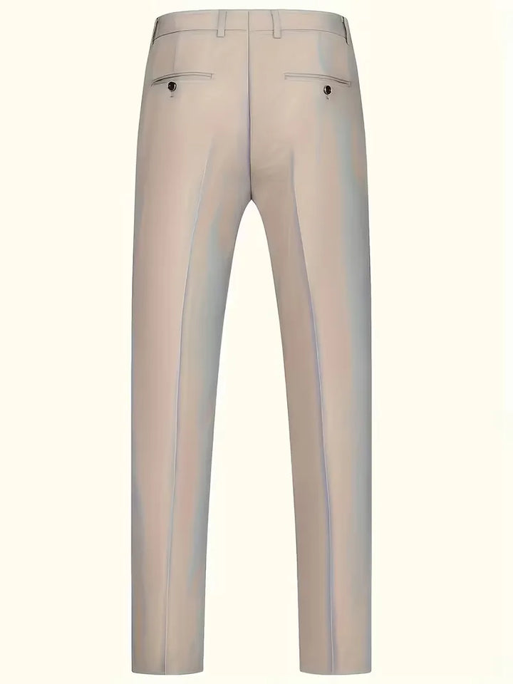 Strak tweedelig herenkostuum met slim fit pasvorm en moderne snit