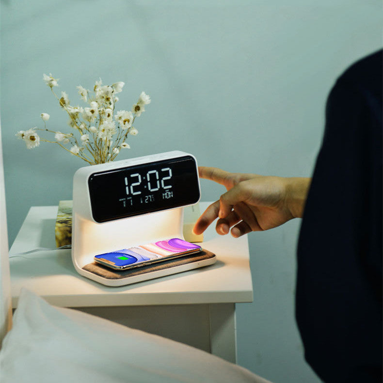Compacte LED tafellamp voor bureau, inclusief draadloze oplader voor smartphone en duidelijke wekker display.