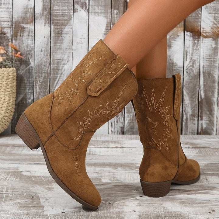 Comfortabele bruine cowboylaarzen voor vrouwen, close-up van de textuur en hak.